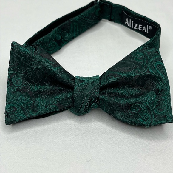 Hunter Green Bow Tie - Picture 2 of 8